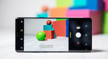 Với ống k&iacute;nh thứ hai ở mặt sau của Galaxy Note 8, người d&ugrave;ng c&oacute; thể chụp ảnh với nhiều th&ocirc;ng tin độ s&acirc;u, n&ecirc;n c&oacute; thể chủ động trong việc tạo hiệu ứng bokeh. N&oacute;i c&aacute;ch kh&aacute;c, người d&ugrave;ng c&oacute; thể x&oacute;a ph&ocirc;ng cho ảnh trước hoặc sau khi chụp ở c&aacute;c mức độ kh&aacute;c nhau th&ocirc;ng qua t&iacute;nh năng mới được gọi l&agrave; Live Focus.