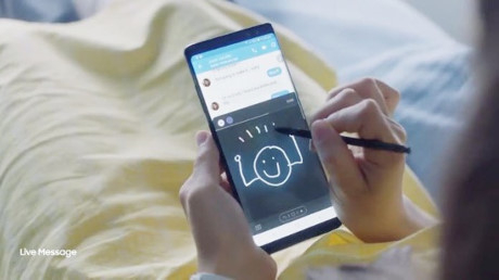 Live Messages: Tương tự như t&iacute;nh năng Digital Touch của Apple, người d&ugrave;ng b&uacute;t S-Pen c&oacute; thể sử dụng t&iacute;nh năng Live Messages tr&ecirc;n Galaxy Note 8 để vẽ hoặc viết thư, sau đ&oacute; chia sẻ n&oacute; dưới dạng ảnh động GIF chuẩn v&agrave; c&oacute; thể ph&aacute;t được tr&ecirc;n bất kể dịch vụ n&agrave;o hỗ trợ..