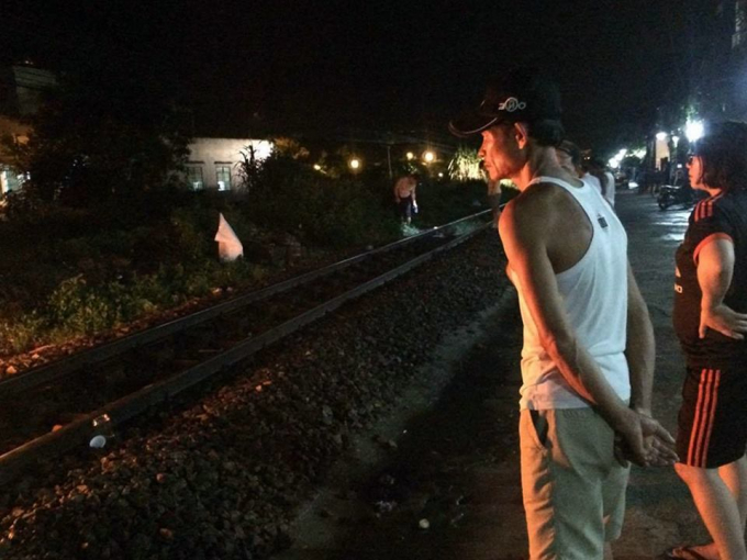 Hiện trường nơi anh T. bị t&agrave;u hỏa t&ocirc;ng phải khi cố băng qua đường sắt&nbsp;l&uacute;c t&agrave;u đang đi qua.