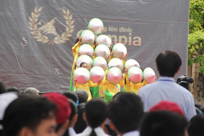 Nhiều tiết mục văn nghệ được c&aacute;c bạn học sinh chuẩn bị c&ocirc;ng phu để cổ vũ cho Nhật Minh.