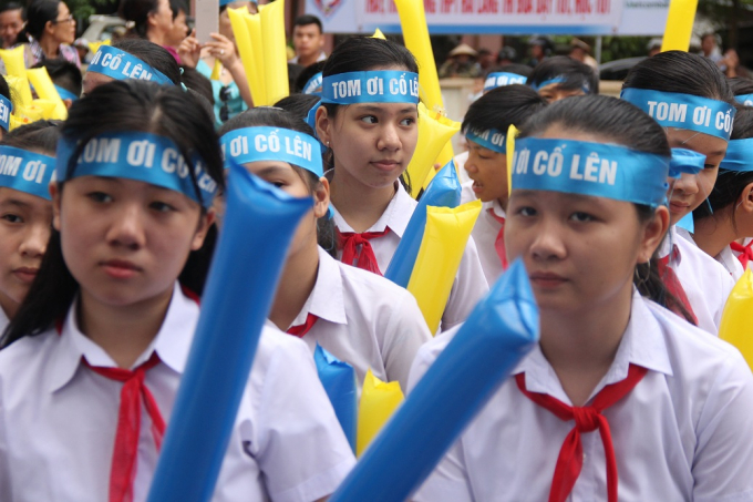 Rất nhiều băng r&ocirc;n, khẩu hiệu được c&aacute;c bạn học sinh mang để cổ vũ cho 'cậu b&eacute; Google'.