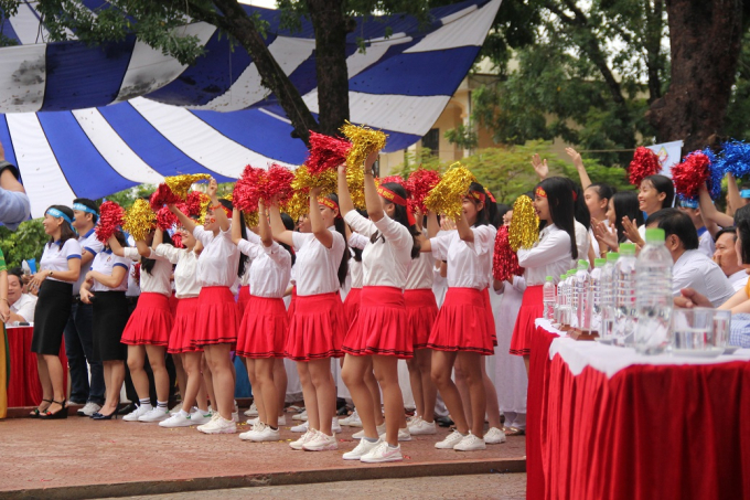 Những m&agrave;n cổ vũ s&ocirc;i động của c&aacute;c bạn học sinh trường Hải Lăng.