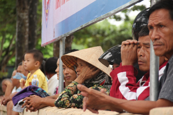 H&agrave;ng trăm người d&acirc;n đứng b&ecirc;n ngo&agrave;i để theo d&otilde;i cuộc thi v&igrave; b&ecirc;n trong s&acirc;n trường Hải Lăng đ&atilde; chặt k&iacute;n.