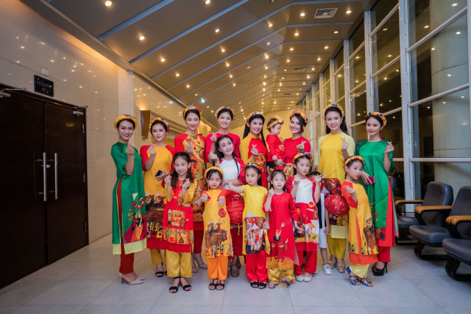 Hồng Quế bế con g&aacute;i diễn &aacute;o d&agrave;i cho Hoa hậu Ngọc H&acirc;n