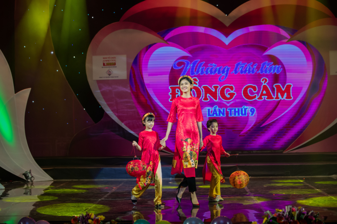 Hồng Quế bế con g&aacute;i diễn &aacute;o d&agrave;i cho Hoa hậu Ngọc H&acirc;n