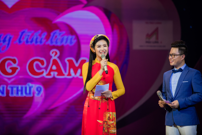 Hồng Quế bế con g&aacute;i diễn &aacute;o d&agrave;i cho Hoa hậu Ngọc H&acirc;n