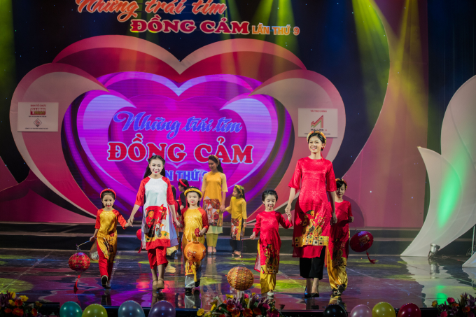 Hồng Quế bế con g&aacute;i diễn &aacute;o d&agrave;i cho Hoa hậu Ngọc H&acirc;n