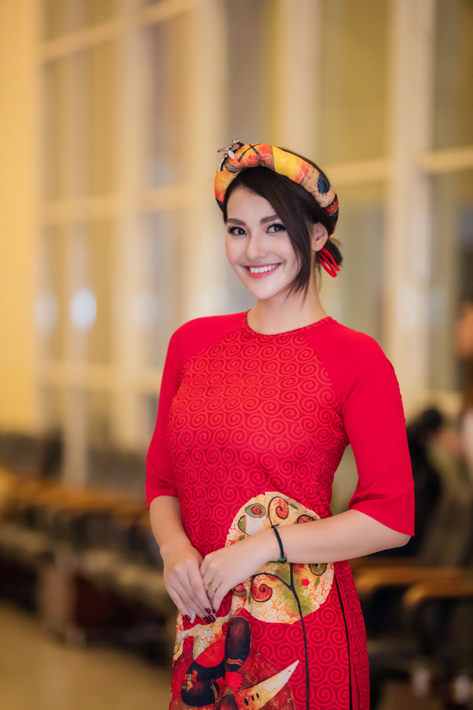 Hồng Quế bế con g&aacute;i diễn &aacute;o d&agrave;i cho Hoa hậu Ngọc H&acirc;n