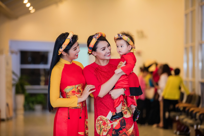 Hồng Quế bế con g&aacute;i diễn &aacute;o d&agrave;i cho Hoa hậu Ngọc H&acirc;n