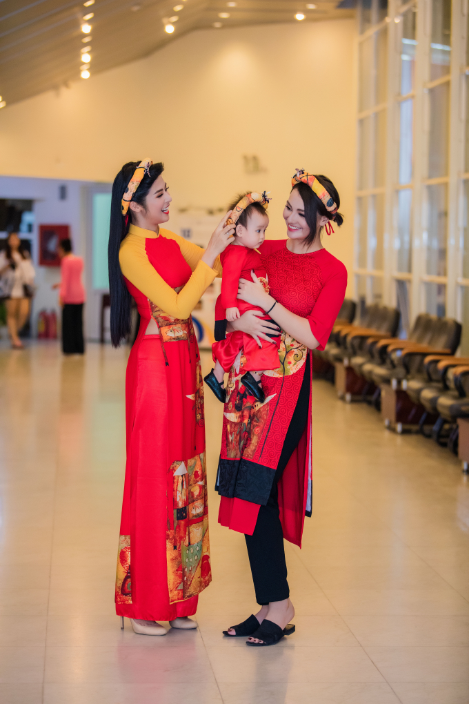 Hồng Quế bế con g&aacute;i diễn &aacute;o d&agrave;i cho Hoa hậu Ngọc H&acirc;n