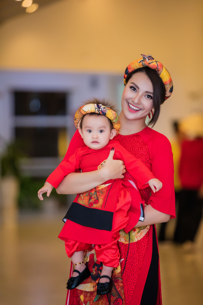 Hồng Quế bế con g&aacute;i diễn &aacute;o d&agrave;i cho Hoa hậu Ngọc H&acirc;n