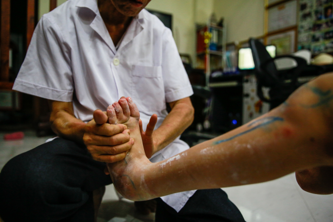 Những người đến với &ocirc;ng từ nhiều nơi, với nhiều dạng tật kh&aacute;c nhau, nhưng tất cả đều c&oacute; chung một mong muốn, c&oacute; một bộ phận cơ thể mới để cuộc sống được thuận tiện hơn.