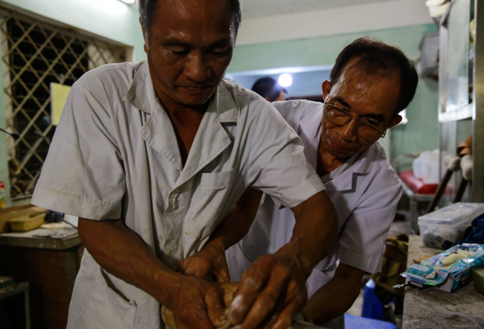 Đem ch&acirc;n tặng khắp thế gian