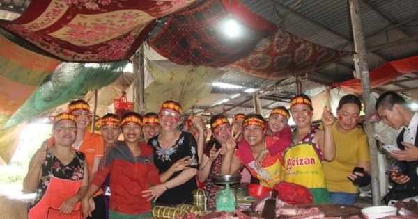 Tiểu thương bỏ bán, thuê tivi xem “cậu bé Google” thi chung kết Olympia