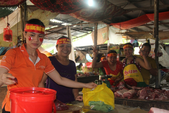 &nbsp;H&agrave;ng chục tiểu thương ở chợ đeo băng r&ocirc;n, ngừng b&aacute;n để cổ theo d&otilde;i Nhật Minh thi đấu.