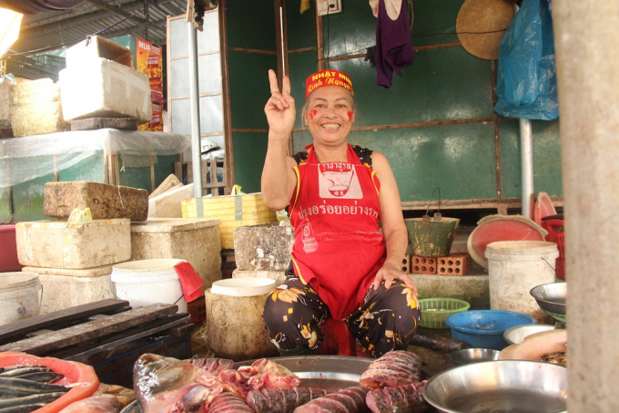 Tuy nhiều người b&aacute;n bị lỗ v&igrave; h&agrave;ng c&ograve;n nhiều nhưng vẫn rất vui sướng v&igrave; chiến thắng của 'cậu b&eacute; Google'.