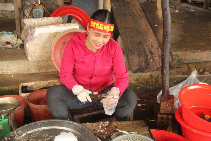 Tiểu thương bỏ b&aacute;n, thu&ecirc; tivi xem &ldquo;cậu b&eacute; Google&rdquo; thi chung kết Olympia