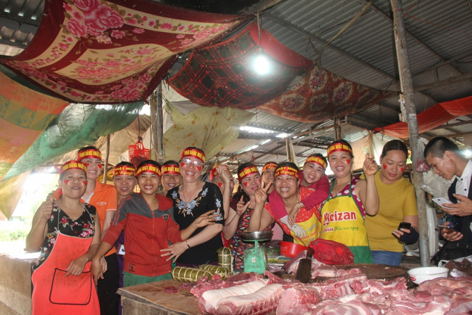 C&aacute;c tiểu thương vui sướng khi Nhật Minh gi&agrave;nh chức v&ocirc; địch.