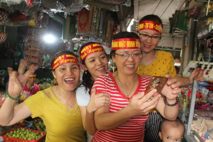 Nhiều người theo d&otilde;i cuộc thi qua điện thoại.