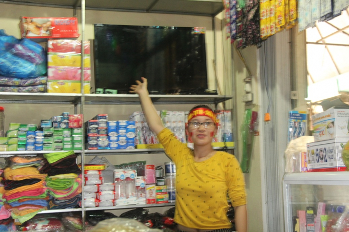 C&aacute;c tiểu thương thu&ecirc; cả tivi để theo d&otilde;i cuộc thi đấu của Nhật Minh.