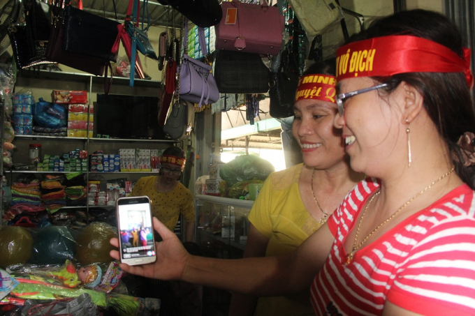 Tiểu thương bỏ b&aacute;n, thu&ecirc; tivi xem &ldquo;cậu b&eacute; Google&rdquo; thi chung kết Olympia