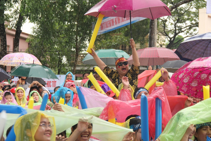 Tại điểm trường THPT Hải Lăng, nhiều người vỡ &ograve;a v&igrave; Nhật Minh đoạt chức v&ocirc; địch.