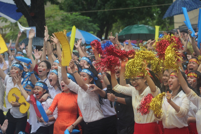 C&aacute;c cổ động vi&ecirc;n vỡ &ograve;a khi Nhật Minh về đ&iacute;ch xuất sắc.