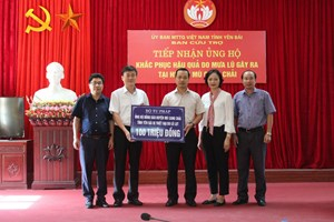 Thứ trưởng B&ocirc;̣ Tư pháp Trần Tiến Dũng trao 100 triệu đồng cho đại diện l&atilde;nh đạo UBND tỉnh Y&ecirc;n B&aacute;i