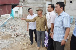 Thứ trưởng Trần Tiến Dũng v&agrave; Đo&agrave;n c&ocirc;ng t&aacute;c Bộ Tư ph&aacute;p lắng nghe, chia sẻ với nỗi đau, mất m&aacute;t của b&agrave; con huyện Mường La