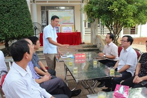 Thay mặt nh&acirc;n d&acirc;n huyện Mường La, đồng ch&iacute; Nguyễn Th&agrave;nh C&ocirc;ng, B&iacute; thư Huyện ủy đ&atilde; tr&acirc;n trọng cảm ơn Thứ trưởng v&agrave; to&agrave;n Bộ, ng&agrave;nh Tư ph&aacute;p đ&atilde; quan t&acirc;m, kịp thời thăm hỏi, động vi&ecirc;n v&agrave; v&agrave; trao qu&agrave; ủng hộ nh&acirc;n d&acirc;n tỉnh Sơn La, đặc biệt l&agrave; nh&acirc;n d&acirc;n huyện Mường La.