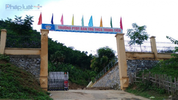 Li&ecirc;n tục trong 3 năm, b&agrave; Vũ Thị Huệ, Hiệu trưởng trường PTDTBT-THCS Trung Tiến đ&atilde; lập khống danh s&aacute;ch 33 học sinh, trục lợi 190 triệu đồng. (Ảnh: Anh Thắng)