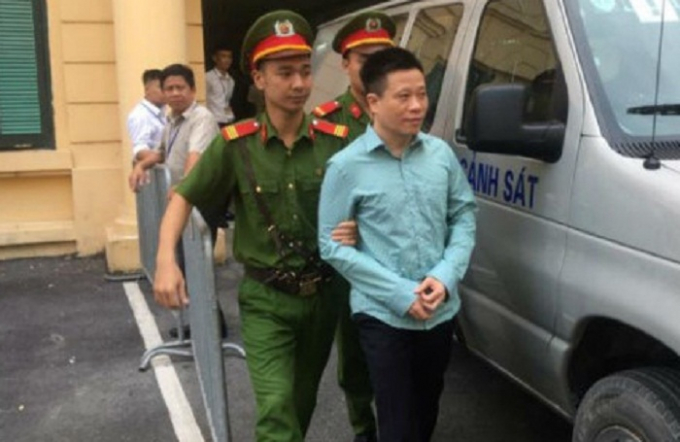 Bị c&aacute;o H&agrave; Văn Thắm được dẫn tới t&ograve;a.