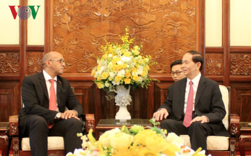 Chủ tịch nước chuyển lời ch&agrave;o v&agrave; lời ch&uacute;c sức khỏe tới Chủ tịch Raul Castro v&agrave; c&aacute;c vị L&atilde;nh đạo Đảng v&agrave; Nh&agrave; nước Cuba.