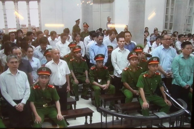 C&aacute;c bị c&aacute;o trước v&agrave;nh m&oacute;ng ngựa trong phi&ecirc;n t&ograve;a.