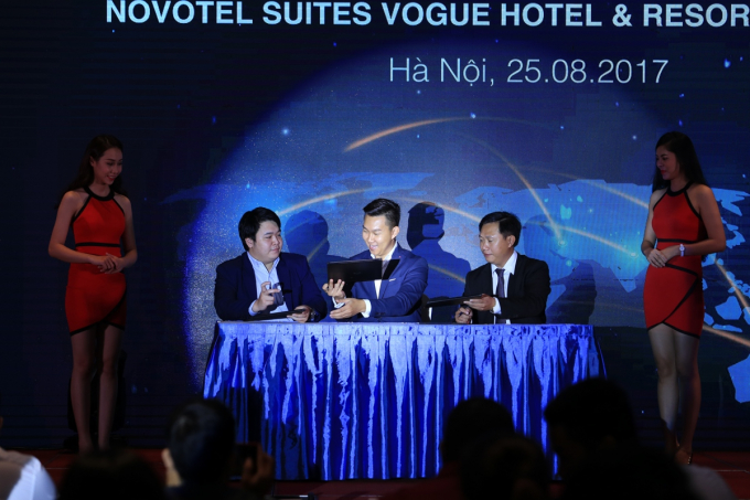 &Ocirc;ng Trần Long, chủ tịch HĐQT c&ocirc;ng ty Vogue Resort; &Ocirc;ng Nguyễn Qu&yacute; Tuấn -Gi&aacute;m đốc ph&aacute;t triển Việt Nam của tập đo&agrave;n Accor; &Ocirc;ng Hồ Xu&acirc;n B&igrave;nh &ndash; Tổng Gi&aacute;m Đốc c&ocirc;ng ty Bảo Long Land c&ugrave;ng nhau k&yacute; kết hợp đồng quản l&yacute;. (từ tr&aacute;i sang)