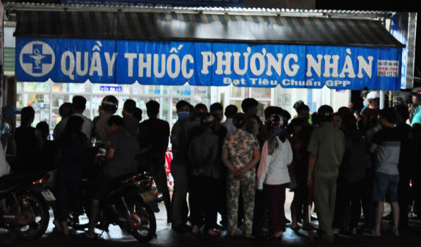 Rất đ&ocirc;ng người d&acirc;n xem cơ quan C&ocirc;ng an đang kh&aacute;m nghiệm hiện trường vụ &aacute;n.