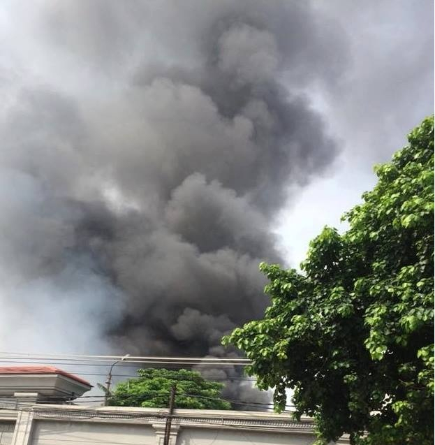 Cột kh&oacute;i bốc l&ecirc;n từ đ&aacute;m ch&aacute;y