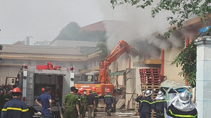 Hiện trường vụ ch&aacute;y lớn tại cảng H&agrave; Nội