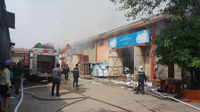 Bảo vệ c&ocirc;ng ty cho biết, đ&aacute;m ch&aacute;y b&ugrave;ng ph&aacute;t ở kho D2 chứa c&aacute;c thiết bị điện tử, sau đ&oacute; lan sang 2 kho b&ecirc;n cạnh l&agrave; D1 chứa c&aacute;c b&igrave;nh đựng nước v&agrave; kho D3 chứa b&oacute;ng đ&egrave;n, ph&iacute;ch nước.