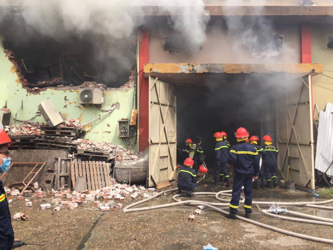 C&aacute;c chiến sĩ đội CSPCCC số 1, đang l&agrave;m nhiệm vụ cứu hỏa.