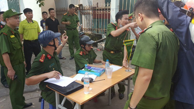 Lực lượng c&ocirc;ng an sở tại cũng đ&atilde; nhanh ch&oacute;ng c&oacute; mặt để bảo vệ hiện trường, ph&acirc;n luồng giao th&ocirc;ng v&agrave; hỗ trợ đội CSPCCC l&agrave;m nhiệm vụ.