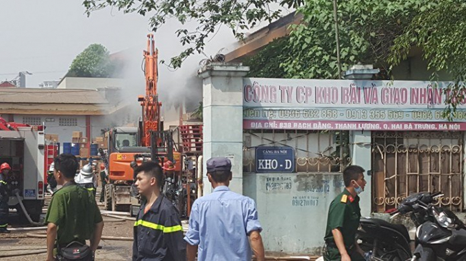 Đến khoảng 10h45 ph&uacute;t, ngọn lửa đ&atilde; được cơ bản khống chế.&nbsp;