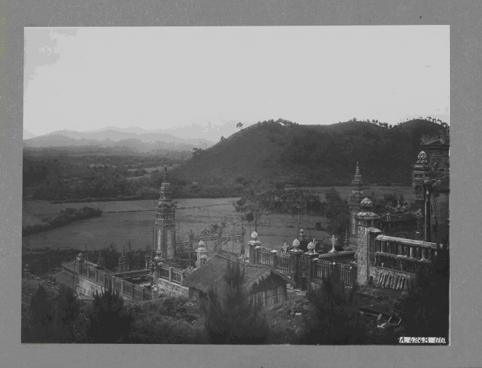 Ảnh tư liệu c&ocirc;ng trường x&acirc;y dựng Ứng Lăng (lăng Vua Khải Định) năm 1925.