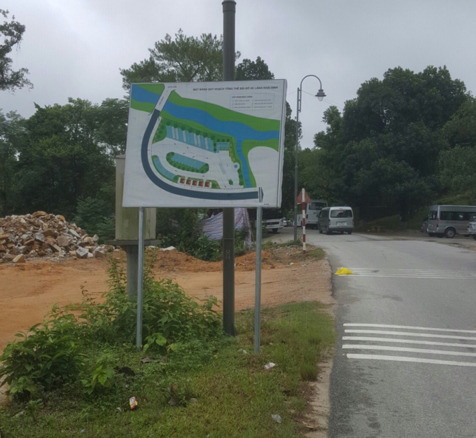 Kết quả nghi&ecirc;n cứu c&aacute;c tư liệu v&agrave; h&igrave;nh ảnh lịch sử cho biết, khu vực n&agrave;y vốn l&agrave; b&atilde;i tập kết vật liệu v&agrave; x&acirc;y dựng l&aacute;n trại c&ocirc;ng trường của l&iacute;nh, thợ, phu x&acirc;y dựng lăng Vua Khải Định (thời kỳ 1920-1931).