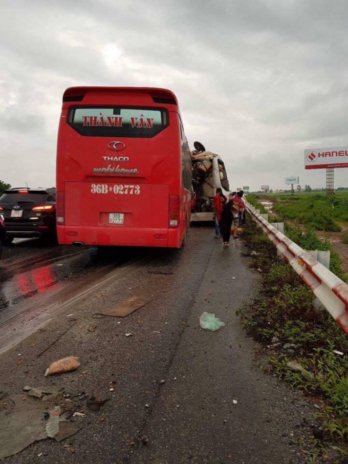 Hiện trường cho thấy cả hai xe bị hư hoảng nặng.