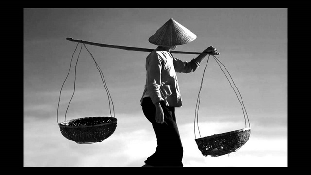 Quang g&aacute;nh nặng trĩu đ&ocirc;i vai mẹ t&ocirc;i (Ảnh minh họa: Internet)