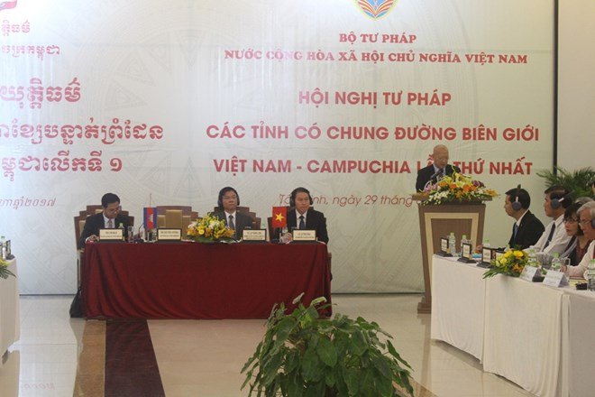 Bộ trưởng Bộ Tư ph&aacute;p Campuchia mong muốn tăng cường hơn nữa hiệu quả của bản ghi nhớ hai b&ecirc;n đ&atilde; k&yacute; kết.