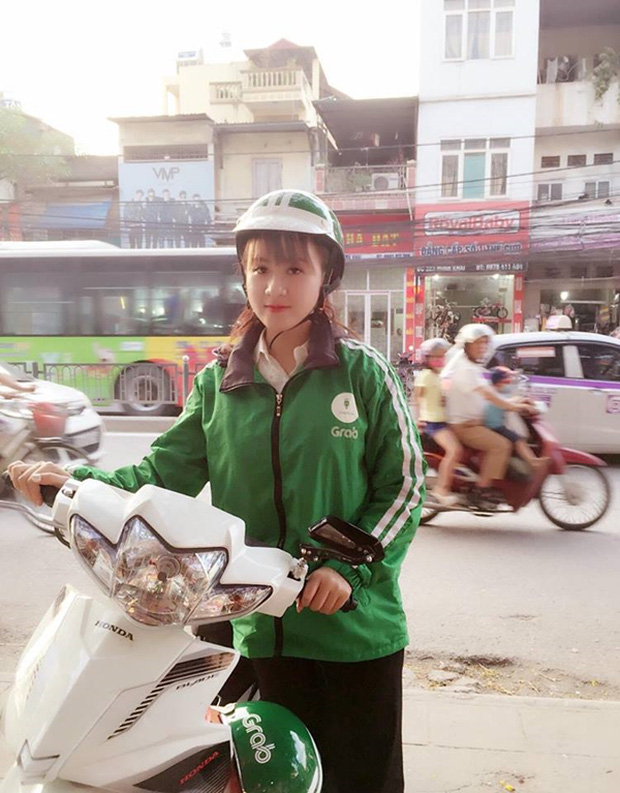 Nữ t&agrave;i xế GrabBike xinh đẹp khiến d&acirc;n mạng l&ugrave;ng sục.&nbsp;Ảnh: internet