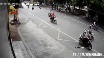 Xe máy tông ô tô, nam thanh niên bị kéo lê hàng chục mét