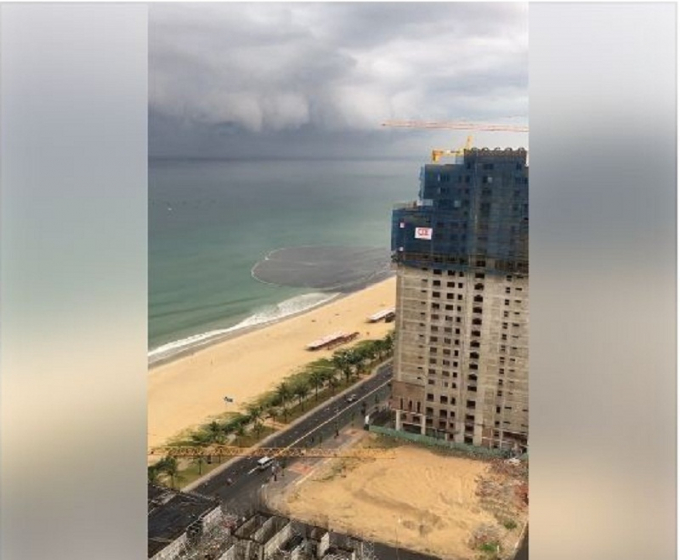 B&atilde;i tắm Mỹ Kh&ecirc; Đ&agrave; Nẵng bị &ocirc; nhiễm từ nguồn nước xả thải từ c&aacute;c cửa&nbsp;xả. (Ảnh chụp từ clip).&nbsp;